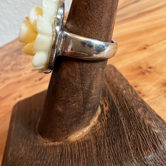 🌹Beautiful Ivory Rose Ring W/ Jewelled Leaves - Picture 8 of 14